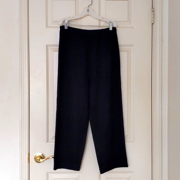 Black Lace Patterned High-Waisted Cropped Pant. - Picture 8 of 8